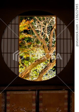 京都東山仙佑寺分寺雲龍院(琉璃山):從「啟迪之窗」(燈光照明)觀賞寺廟庭院中的秋葉。 京都東山仙佑寺分寺雲龍院(琉璃山):從「啟迪之窗」(燈光照明)觀賞寺廟庭院中的秋葉。 138217945