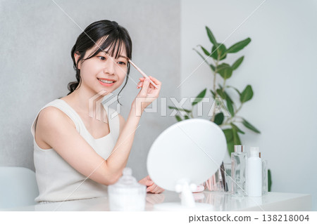 Young Asian woman applying makeup at home (eyebrows, eyebrows, makeup) Young Asian woman applying makeup at home (eyebrows, eyebrows, makeup) 138218004
