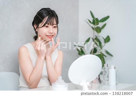 年輕的亞洲女性化妝(口紅、胭脂、光澤、嘴唇) 年輕的亞洲女性化妝(口紅、胭脂、光澤、嘴唇) 138218007