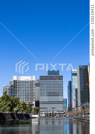 首都東京的摩天大樓在藍天的襯托下格外醒目。 首都東京的摩天大樓在藍天的襯托下格外醒目。 138218411