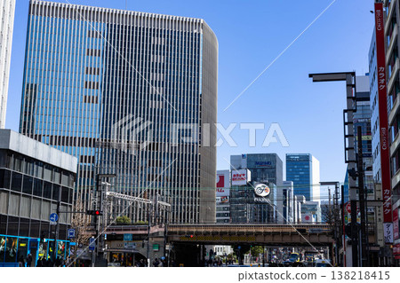 首都東京的摩天大樓在藍天的襯托下格外醒目。 首都東京的摩天大樓在藍天的襯托下格外醒目。 138218415