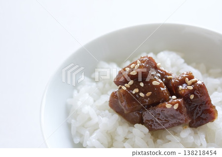 米飯上放著燉鮪魚塊。 138218454