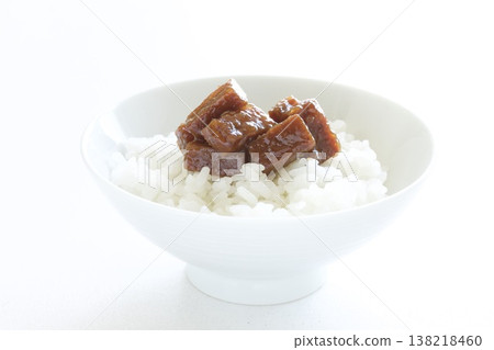 米飯上放著燉鮪魚塊。 米飯上放著燉鮪魚塊。 138218460
