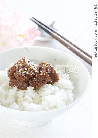 米飯上放著燉鮪魚塊。 米飯上放著燉鮪魚塊。 138218461