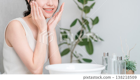 年輕的亞洲女性在家洗臉並進行護膚 年輕的亞洲女性在家洗臉並進行護膚 138218509