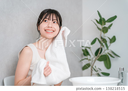 年輕的亞洲女人洗臉並用毛巾擦乾（洗臉） 138218515