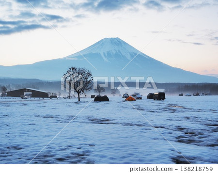 靜岡縣,黎明前,雪原營地腳下,三月 靜岡縣,黎明前,雪原營地腳下,三月 138218759