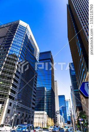首都東京的摩天大樓在藍天的襯托下格外醒目。 首都東京的摩天大樓在藍天的襯托下格外醒目。 138218760