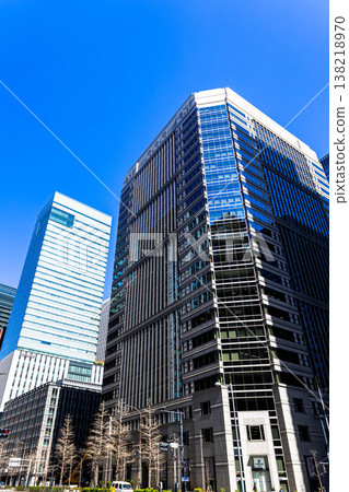 標籤上展示了首都東京的摩天大樓,背景是藍天。 標籤上展示了首都東京的摩天大樓,背景是藍天。 138218970
