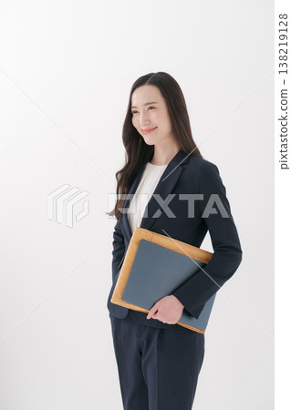 微笑的女商人提供指導 138219128
