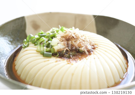 Cold tofu topped with bonito flakes and green onions Cold tofu topped with bonito flakes and green onions 138219130