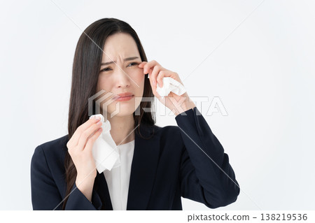 一位患有花粉症的女士揉了揉眼睛。 一位患有花粉症的女士揉了揉眼睛。 138219536