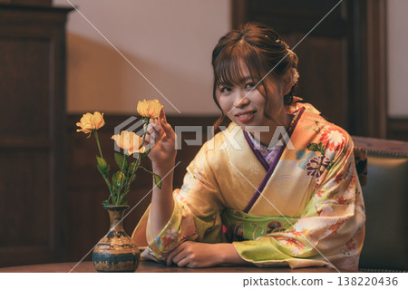 一位20歲的女子在復古風格的攝影棚拍攝成年禮前的寫真照。 一位20歲的女子在復古風格的攝影棚拍攝成年禮前的寫真照。 138220436