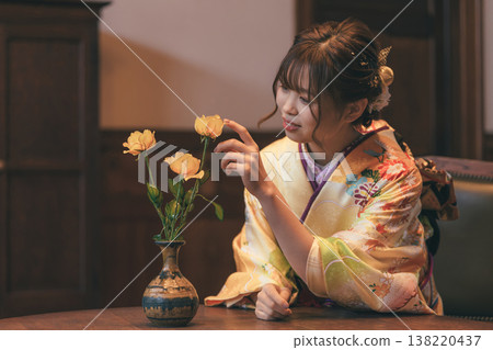 一位20歲的女子在復古風格的攝影棚拍攝成年禮前的寫真照。 一位20歲的女子在復古風格的攝影棚拍攝成年禮前的寫真照。 138220437