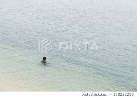 海中游泳者的剪影 138221296
