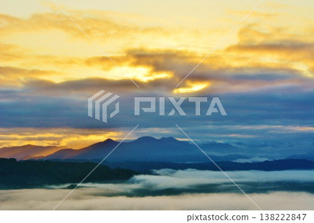新潟縣小千谷市小千谷山本山高原的雲海日出。 新潟縣小千谷市小千谷山本山高原的雲海日出。 138222847