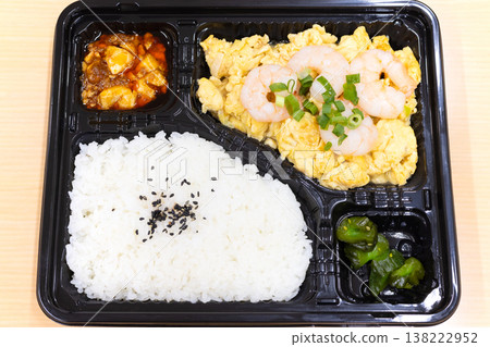 Delicious shrimp and salted egg stir-fry Chinese bento box 138222952