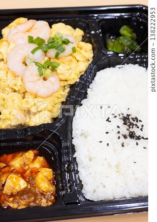 Delicious shrimp and salted egg stir-fry Chinese bento box 138222953