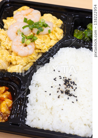 Delicious shrimp and salted egg stir-fry Chinese bento box Delicious shrimp and salted egg stir-fry Chinese bento box 138222954
