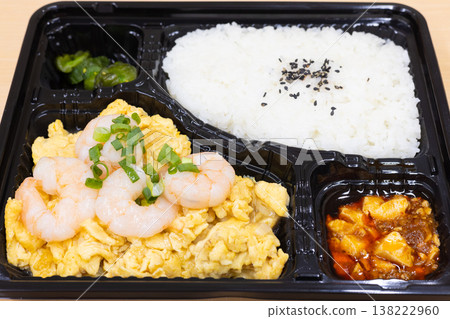 Delicious shrimp and salted egg stir-fry Chinese bento box 138222960