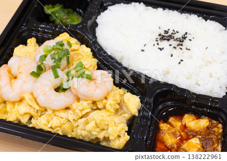 Delicious shrimp and salted egg stir-fry Chinese bento box Delicious shrimp and salted egg stir-fry Chinese bento box 138222961