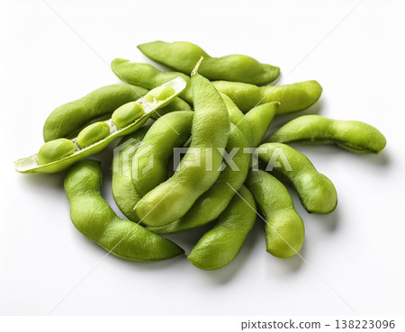 毛豆食材整齊地排列在白色背景上。 138223096