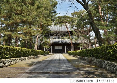 The approach to the main hall of Shokokuji Temple (Kamigyo Ward, Kyoto City) The approach to the main hall of Shokokuji Temple (Kamigyo Ward, Kyoto City) 138223178
