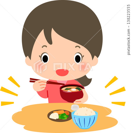一位女士正在吃米飯、泡菜和味噌湯。 138223555