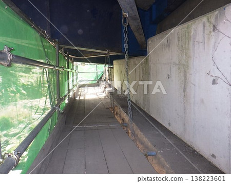 Suspended scaffolding for bridge repair work Suspended scaffolding for bridge repair work 138223601