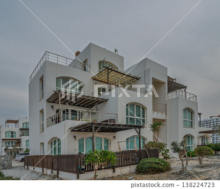 Modern coastal residence blends contemporary architecture with tranquil beach surroundings Modern coastal residence blends contemporary architecture with tranquil beach surroundings 138224723