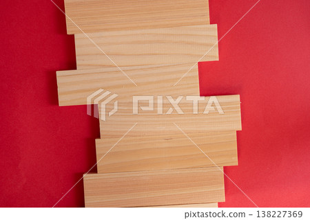 紅色背景上木板的簡單背景 138227369