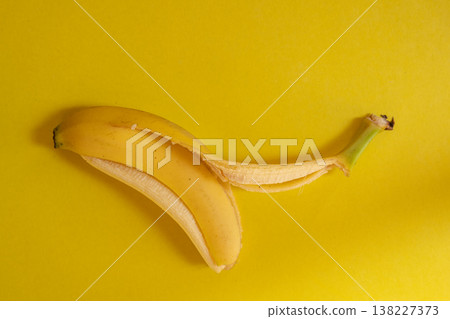 黃色背景上的香蕉皮 138227373