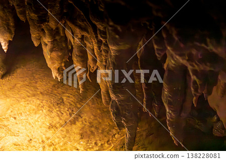 日本沖繩壯觀的鐘乳石洞 138228081
