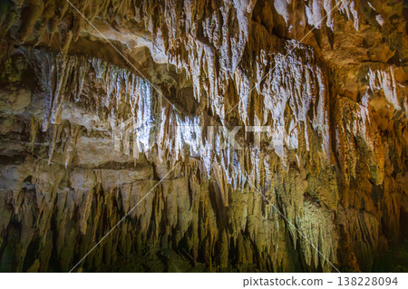 日本沖繩壯觀的鐘乳石洞 138228094