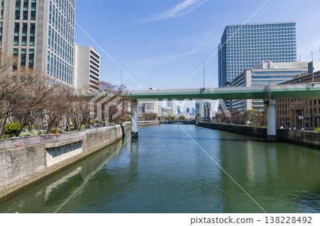 早春時節,大阪市中央區的土佐堀川 早春時節,大阪市中央區的土佐堀川 138228492