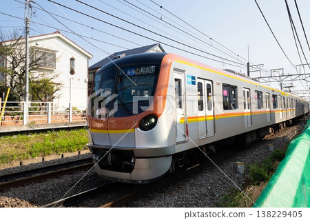 Tokyu Toyoko Line through service: Tokyo Metro Fukutoshin Line 17000 series, Motomachi-Chukagai ⇔ Wakoshi 138229405