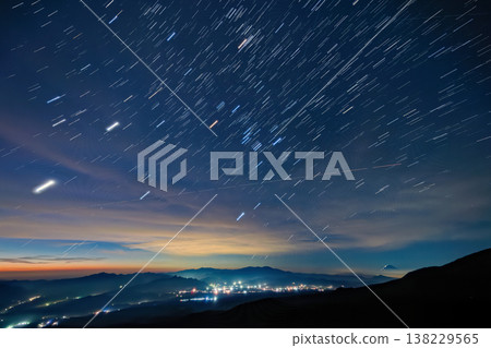 View of the rising winter constellations and Mt. Fuji in the Okuchichibu Mountains from Mt. Nyū in the northern Yatsugatake Mountains. 138229565