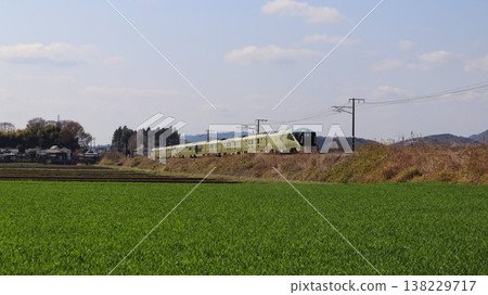 四季島號列車行駛在櫻川市的水戶線上，穿過鄉村景色。 138229717
