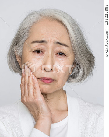 老婦人的肖像，她因蛀牙或其他口腔問題而面露痛苦之色。 138229888
