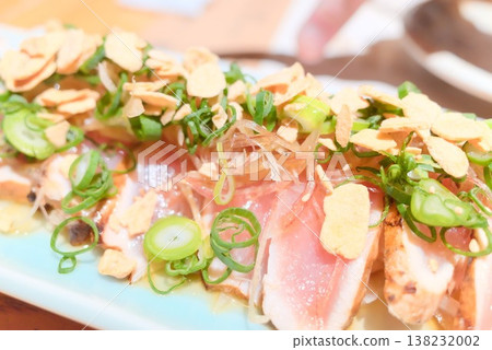 一道以稻草為底,烤製雞胸肉的盤菜。 一道以稻草為底,烤製雞胸肉的盤菜。 138232002