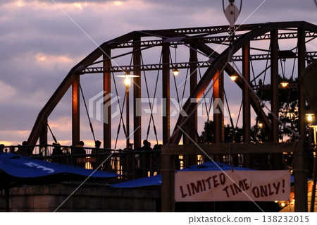 夕陽染紅的鐵橋 138232015