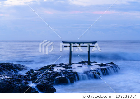 上磯的鳥居矗立在洶湧的海浪中,營造出夢幻般的海景。茨城縣大洗磯前神社。 上磯的鳥居矗立在洶湧的海浪中,營造出夢幻般的海景。茨城縣大洗磯前神社。 138232314