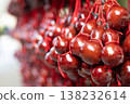一排排光澤鮮紅的葫蘆形護身符。 138232614