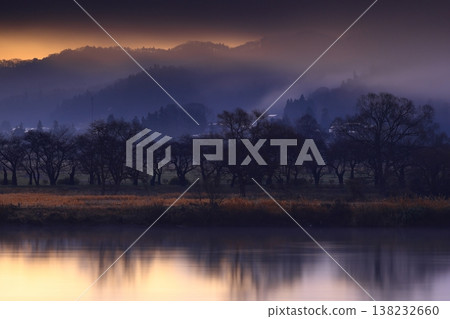 Fog dyed by the morning glow Fog dyed by the morning glow 138232660