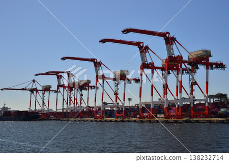 品川碼頭、龍門起重機,以及從東京港丸號出發的東京港遊輪 品川碼頭、龍門起重機,以及從東京港丸號出發的東京港遊輪 138232714