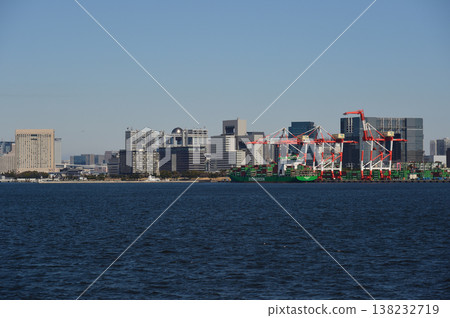 從東京港遊輪上的東京港丸號遊輪上，來到青海貨櫃碼頭。 138232719