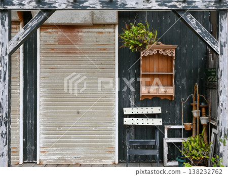 以古色古香的木牆和百葉窗為特色的戶外背景 138232762