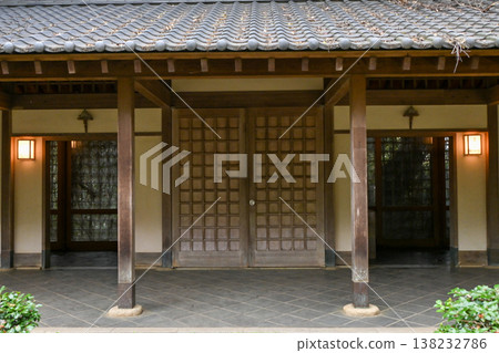 傳統日式木屋的入口和拉門 傳統日式木屋的入口和拉門 138232786