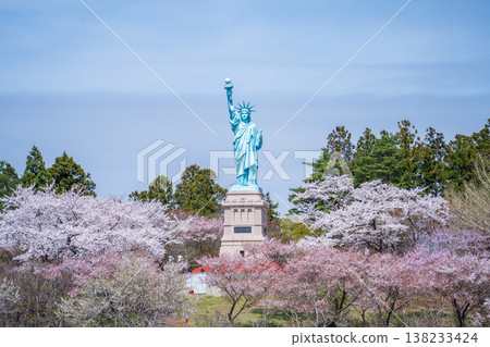 青森縣奧入瀨町伊調公園的櫻花盛開。 青森縣奧入瀨町伊調公園的櫻花盛開。 138233424
