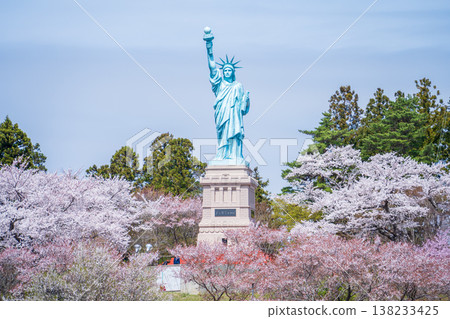 青森縣奧入瀨町伊調公園的櫻花盛開。 青森縣奧入瀨町伊調公園的櫻花盛開。 138233425